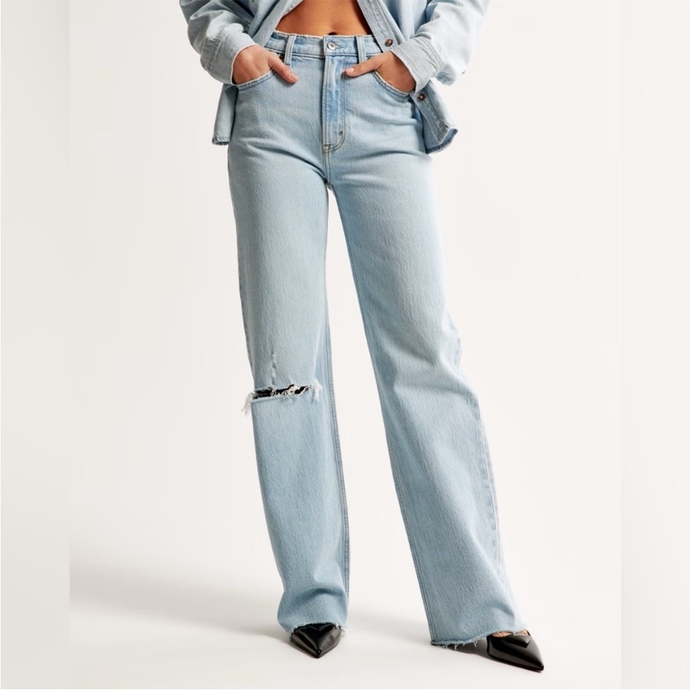 Abercrombie & Fitch 90's Relaxed High Rise Light Wash Destroyed Knee Size 35/20R